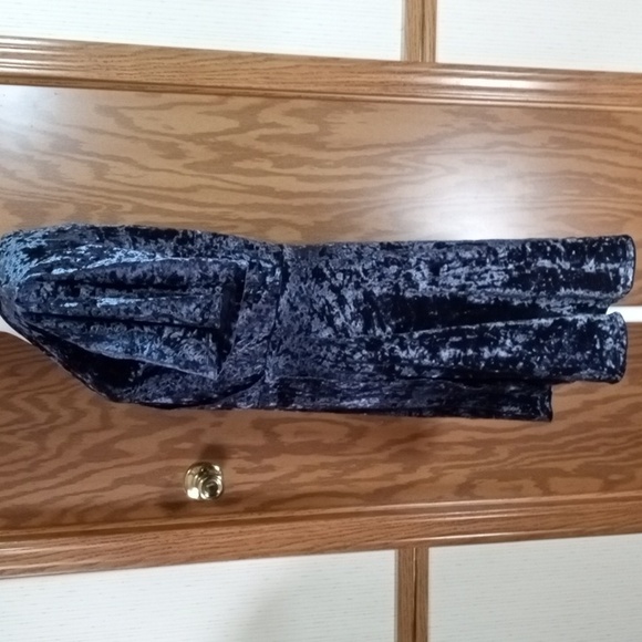 Elegance Navy Blue Crushed Velvet Dress. - Picture 6 of 8